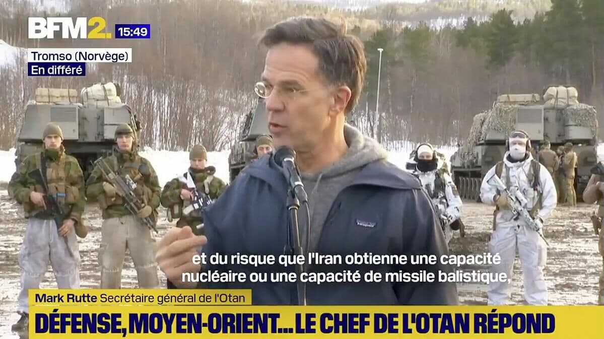 Рютте провел пресс-конференцию на фоне позирующих на морозе солдат