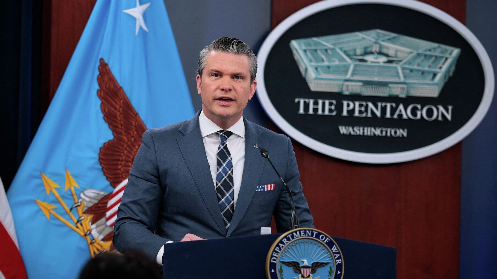 США быстро восполнят запасы вооружения после ударов по Ирану, заявил Хегсет