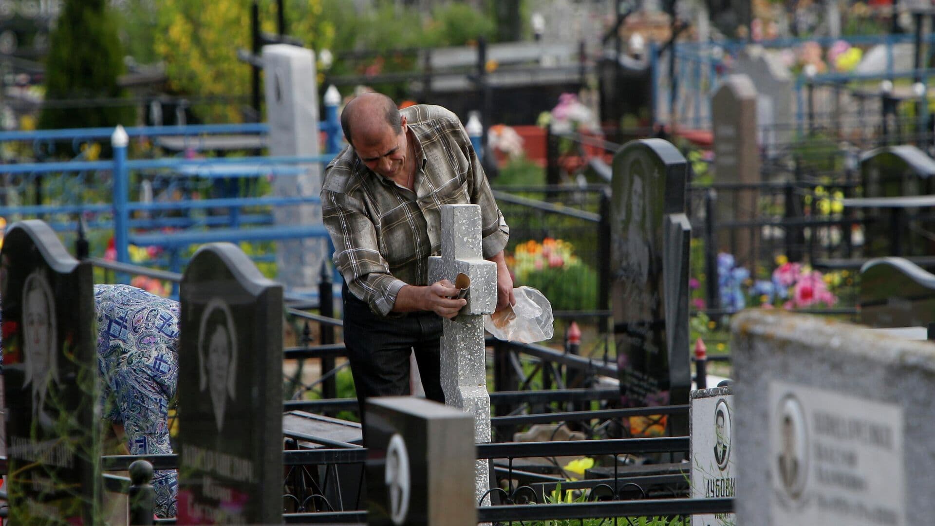Епископ пояснил, можно ли приносить пасхальную снедь на могилы