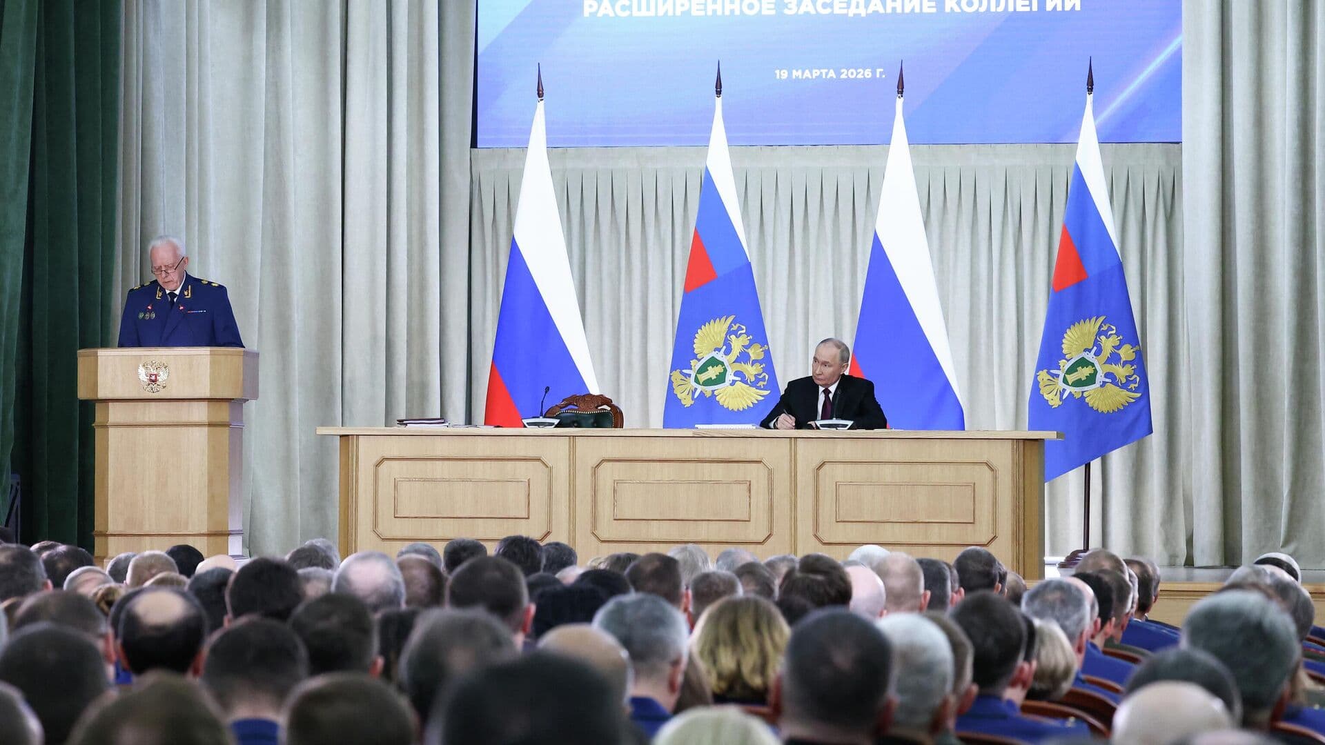 Задачи прокуратуры формировались без преувеличения столетиями, заявил Путин