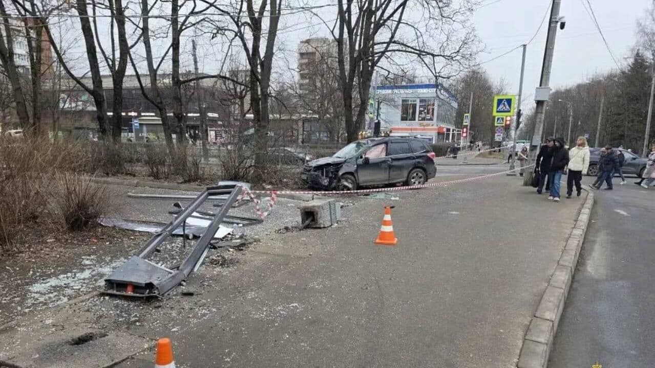 В Пушкине водитель сбил мать с дочерьми-двойняшками на тротуаре