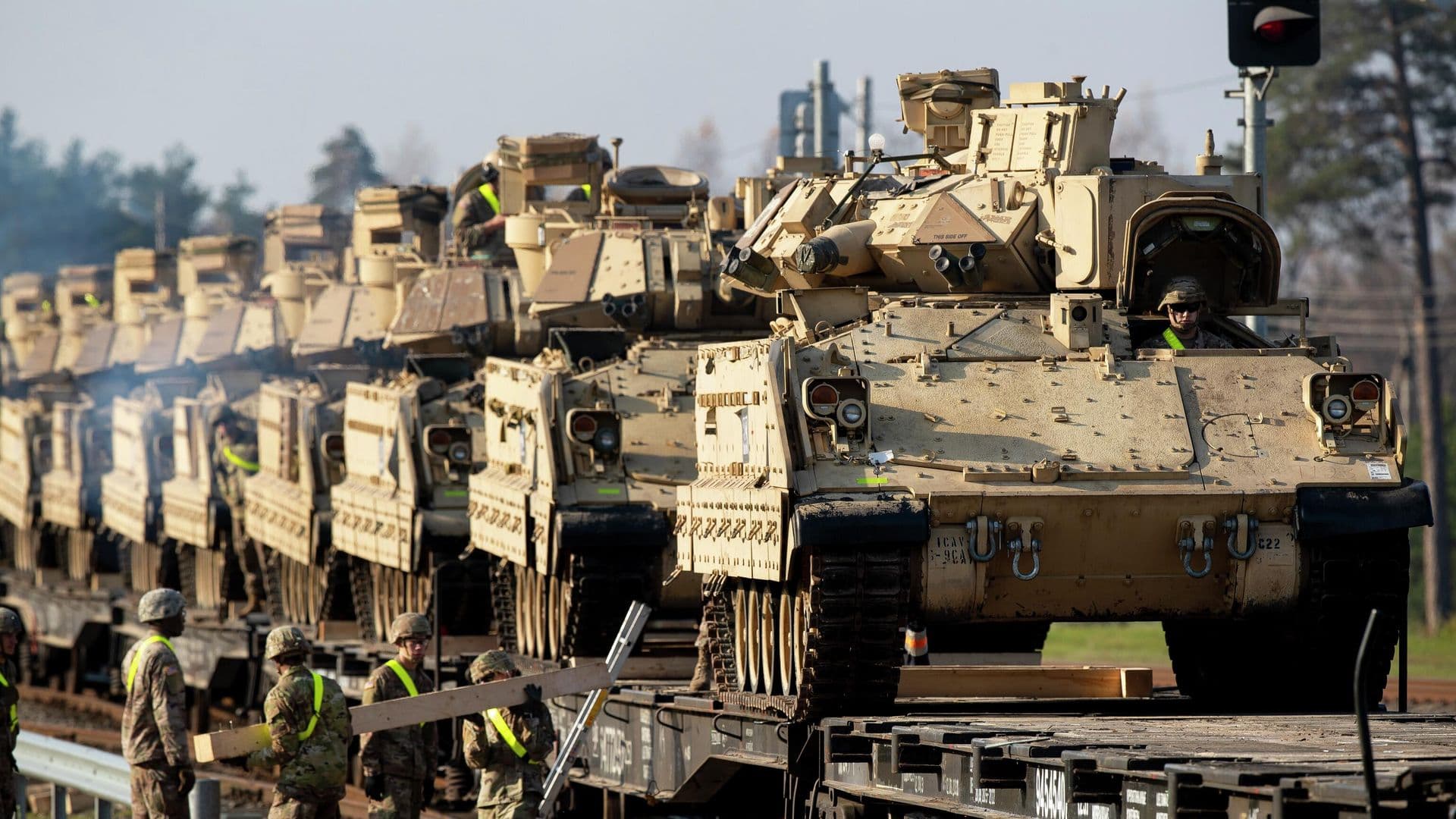 США будут отправлять на Украину недоукомплектованные бронемашины Bradley