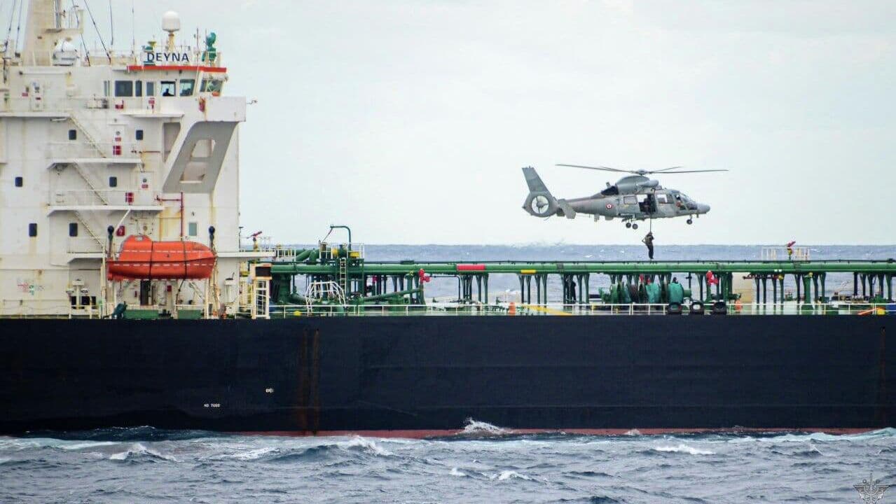 Макрон связал задержание танкера Deyna с поддержкой Украины