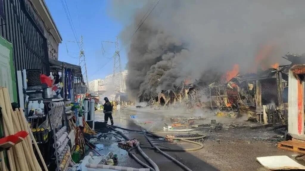 Пожар на рынке в Солнечногорске перекинулся на соседний торговый центр