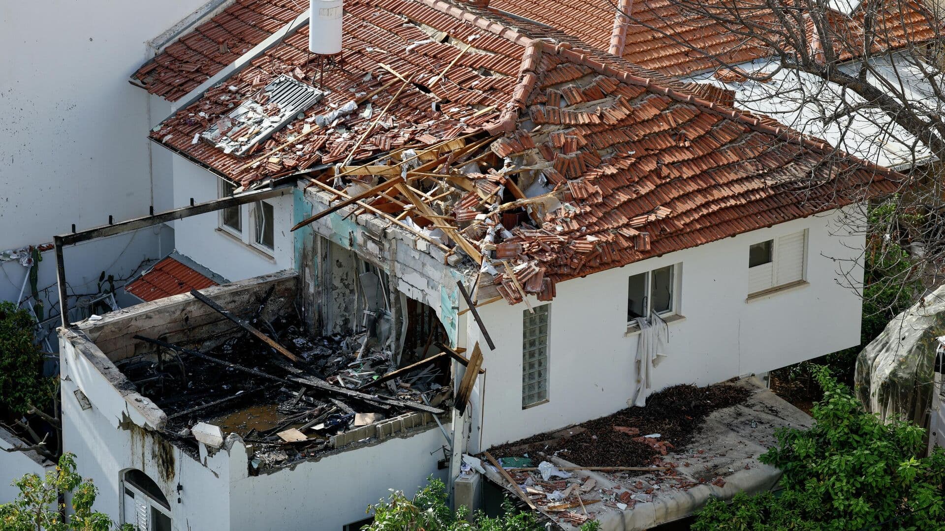 В Израиле после ракетного обстрела со стороны Ирана загорелся жилой дом