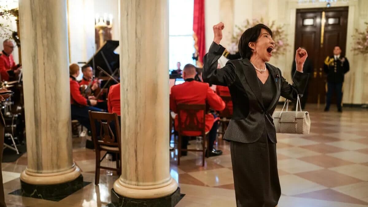 Фото премьера Японии с ужина в США вызвало бурные споры в соцсетях