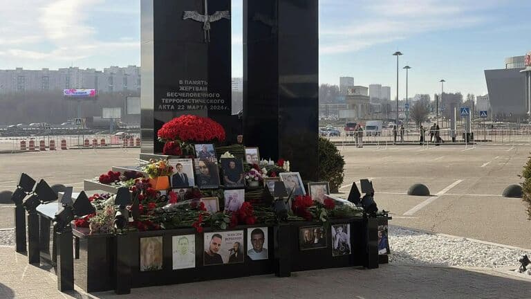 К мемориалу в память о жертвах теракта в "Крокусе" несут цветы