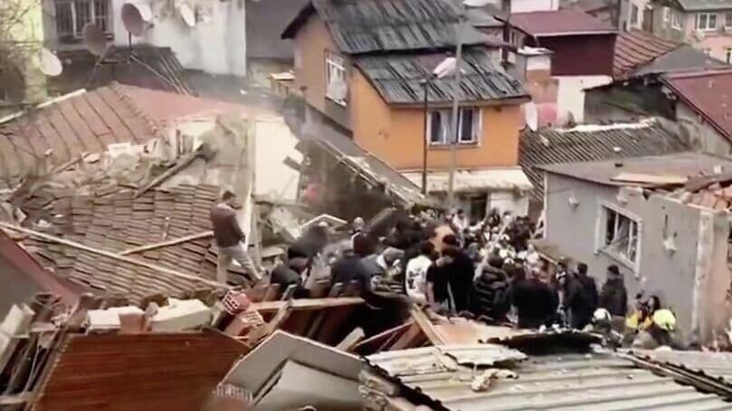 В Стамбуле обрушились два жилых дома