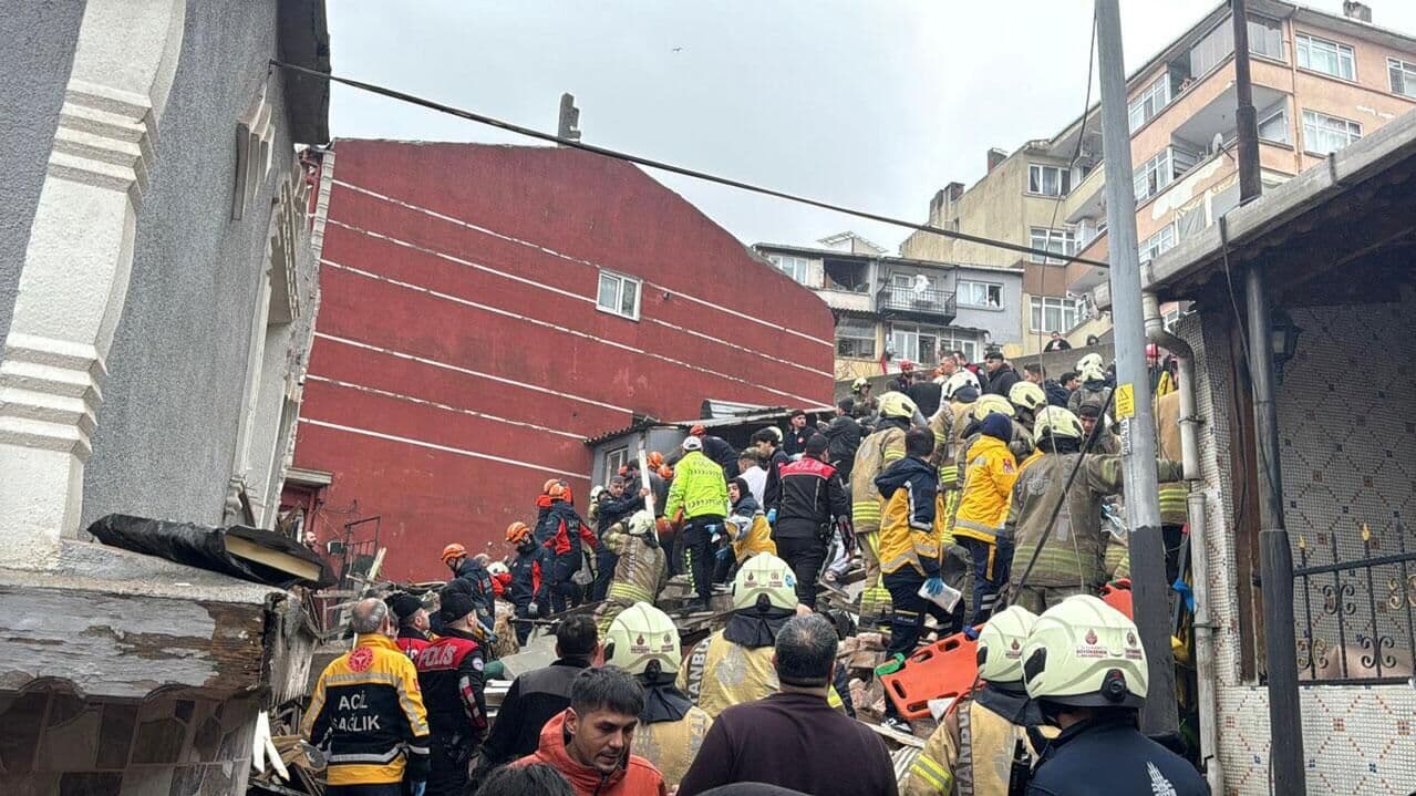 Стала известна причина обрушения двух домов в Стамбуле