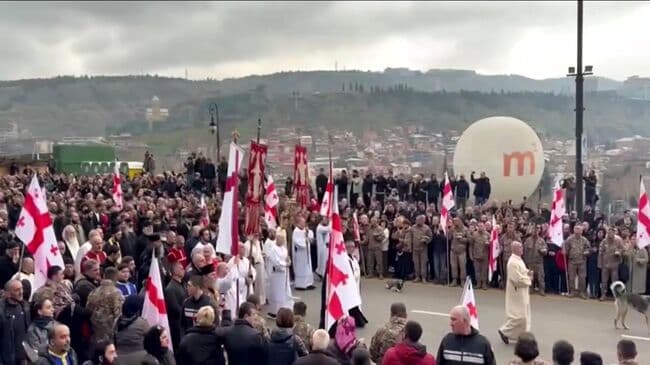 Тело патриарха Грузии вынесли из здания собора Самеба