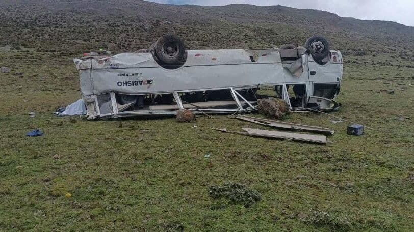 В Перу туристический автобус упал с обрыва