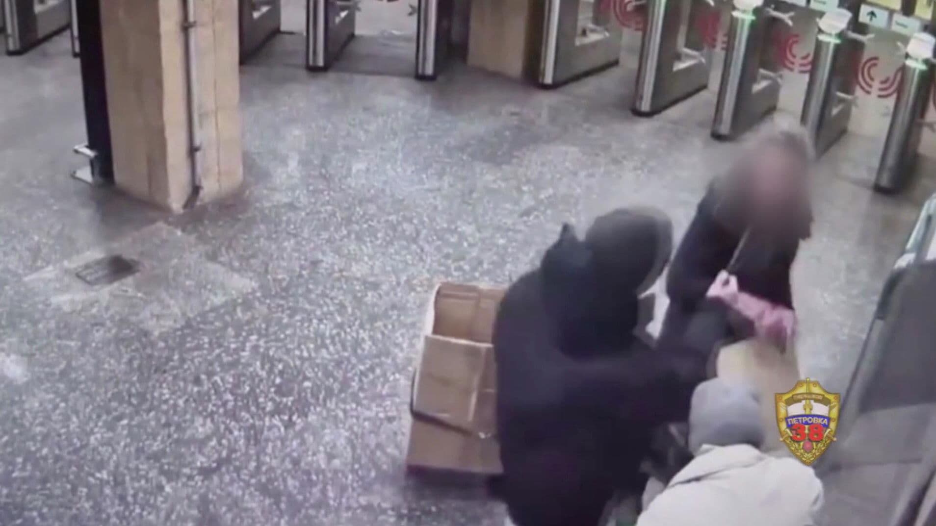 В Москве мужчина распылил перцовый баллончик в лицо женщине из-за газет