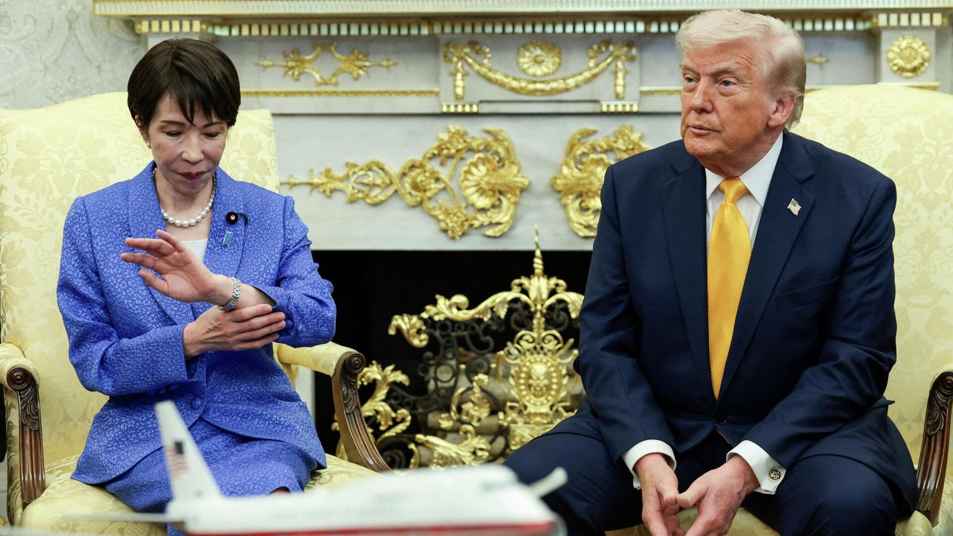 МИД КНР не стал комментировать инцидент на встрече Трампа и Такаити