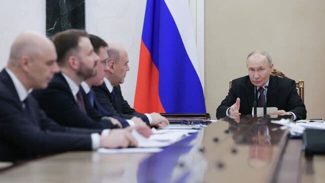 Путин поручил вернуть российскую экономику к устойчивому росту