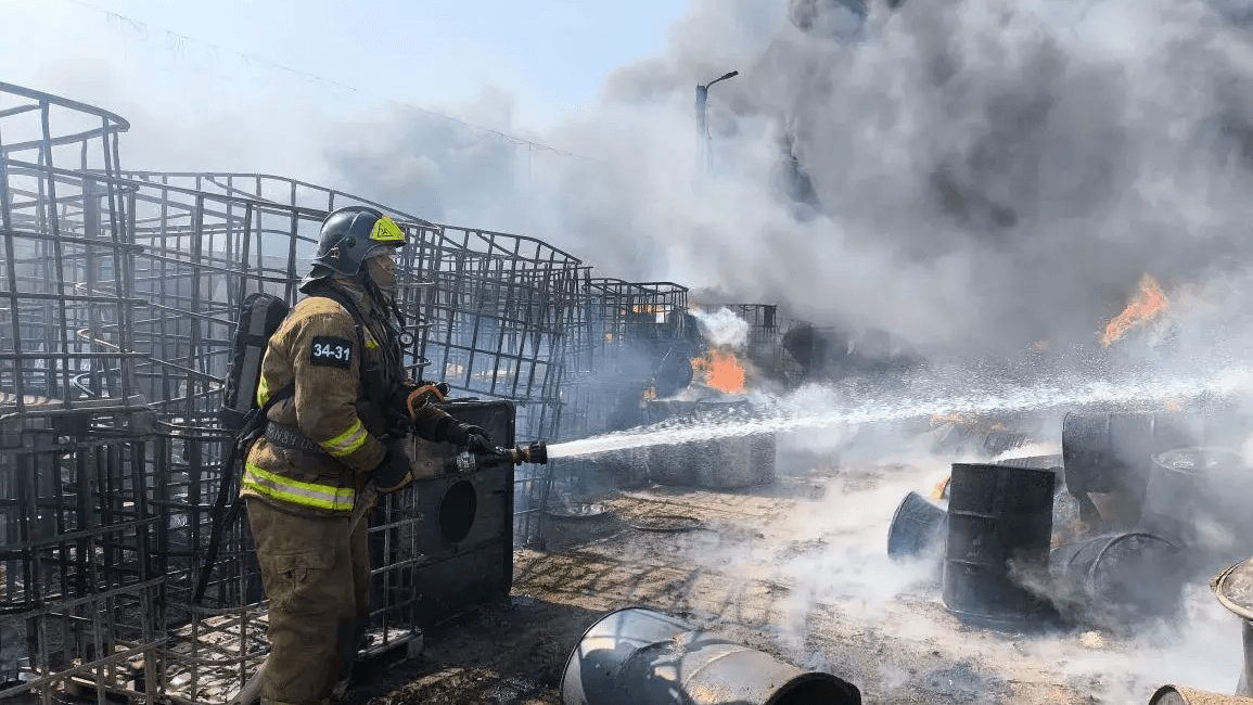 В Ростовской области локализовали пожар на складе с горючими материалами