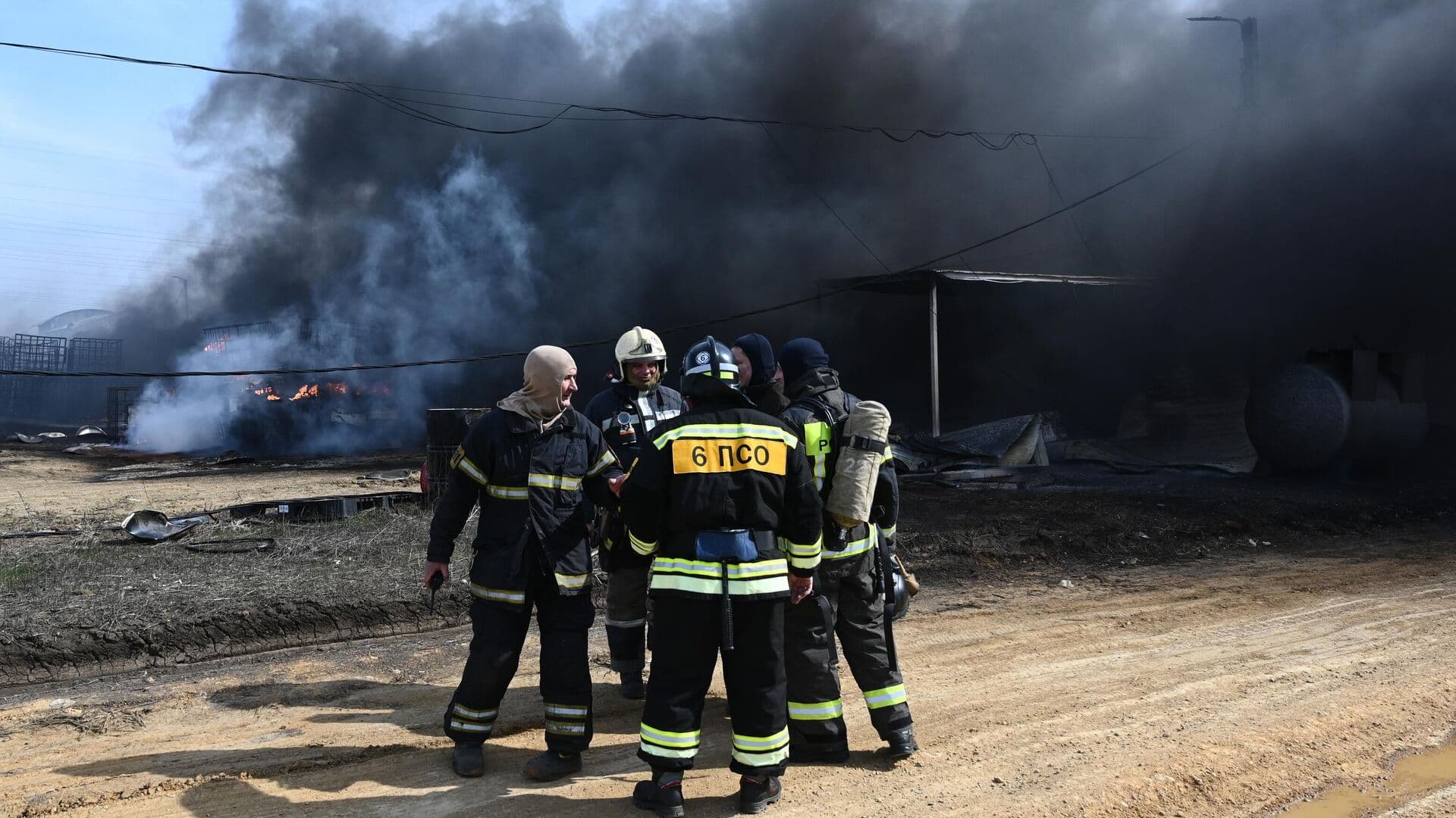 В Ростовской области потушили пожар на складе горюче-смазочных материалов