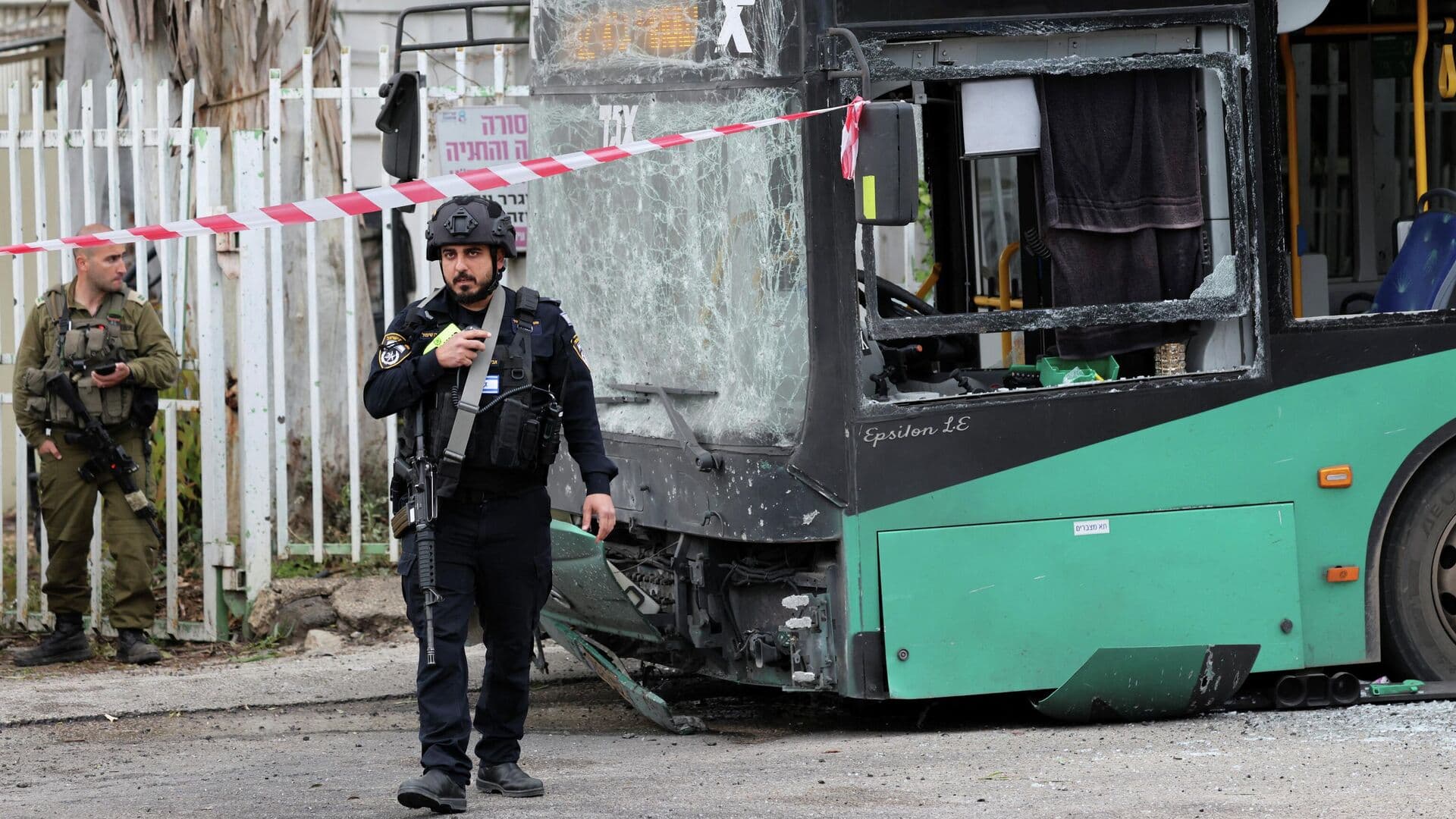 На севере Израиля в автобус попали осколки ракет