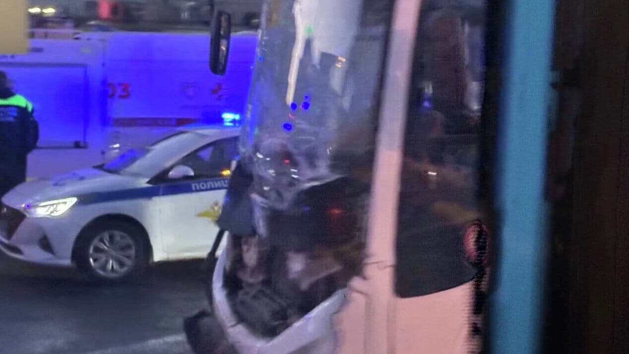 На северо-западе МКАД столкнулись автобус и грузовик