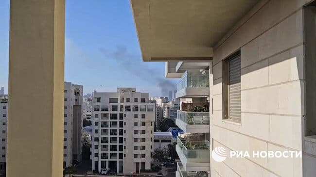 В Тель-Авиве начался пожар после падения обломков ракеты