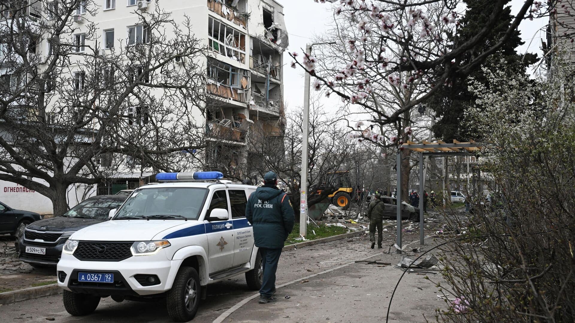 Жительница Севастополя ждет, когда можно будет вернуться домой после взрыва