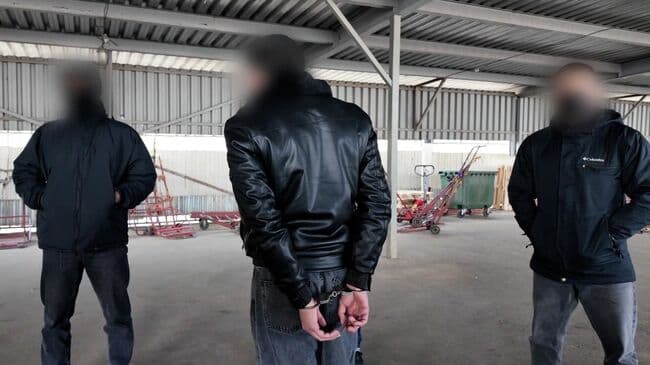 ФСБ показала задержание иностранца, который получил посылку с бомбами