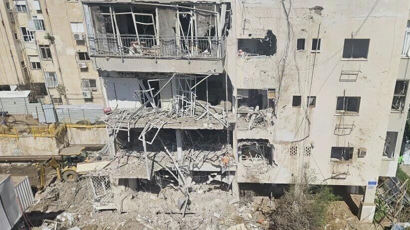 При ракетном ударе по Тель-Авиву частично разрушился жилой дом