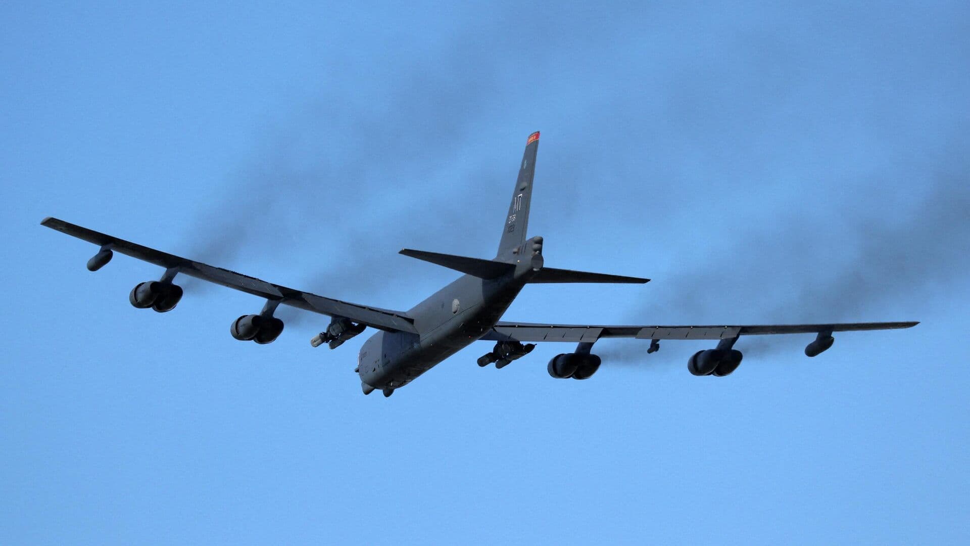 Американский военный самолет вылетел во вторник днем с британской базы ВВС