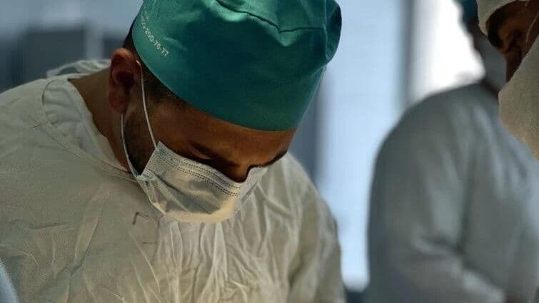 В Омске врачи удалили из мочевого пузыря пациентки камень размером с кулак