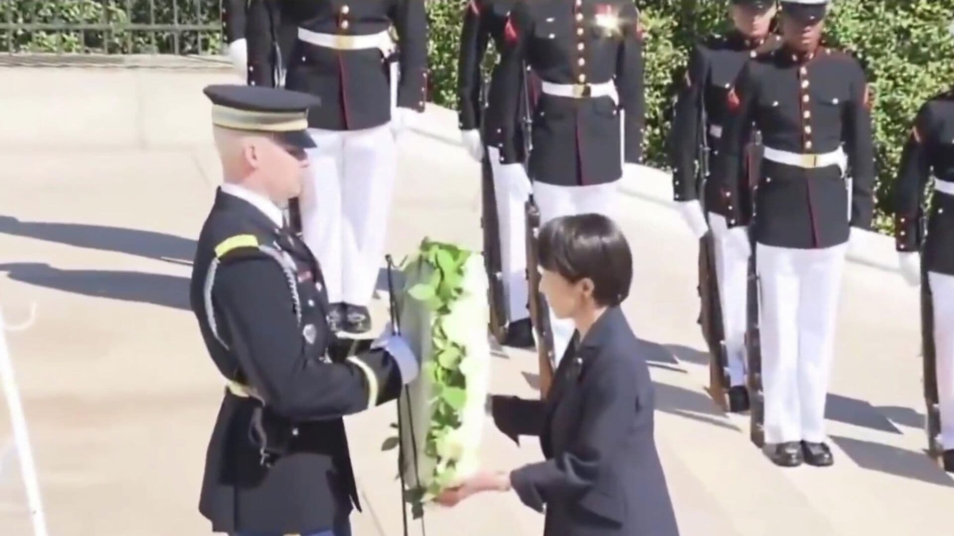 Такаити посетила кладбище, где похоронен однофамилец бомбившего Нагасаки