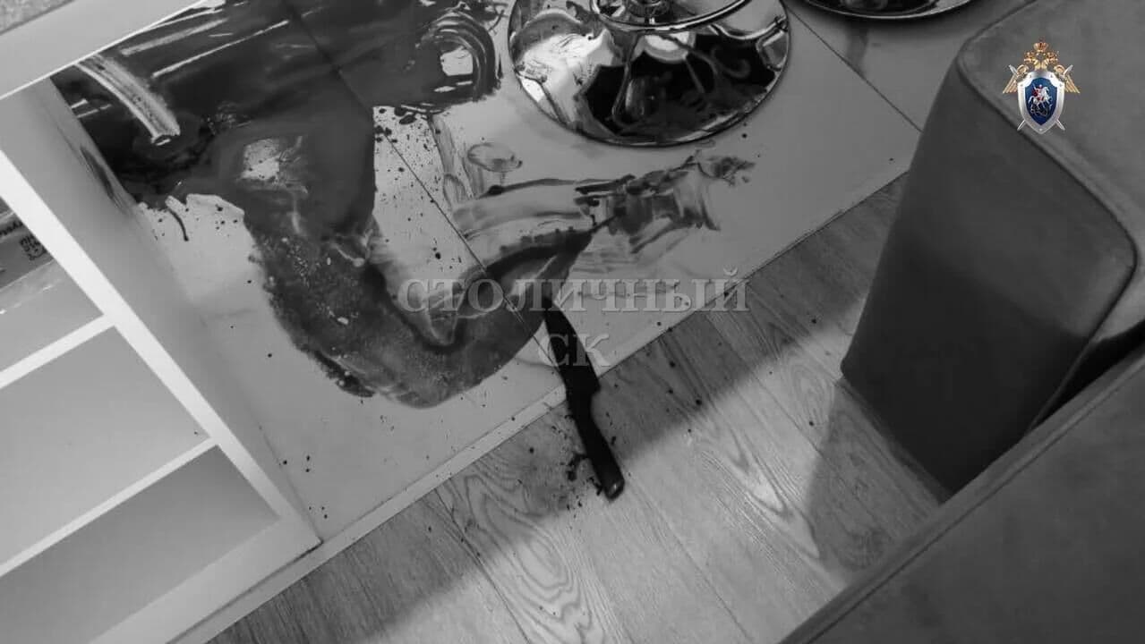 Мужчина, напавший с ножом на возлюбленную в Москве, погиб в ДТП