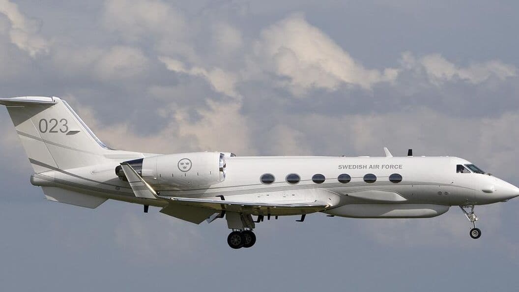 Шведский самолет-разведчик четыре часа летает над Черным морем