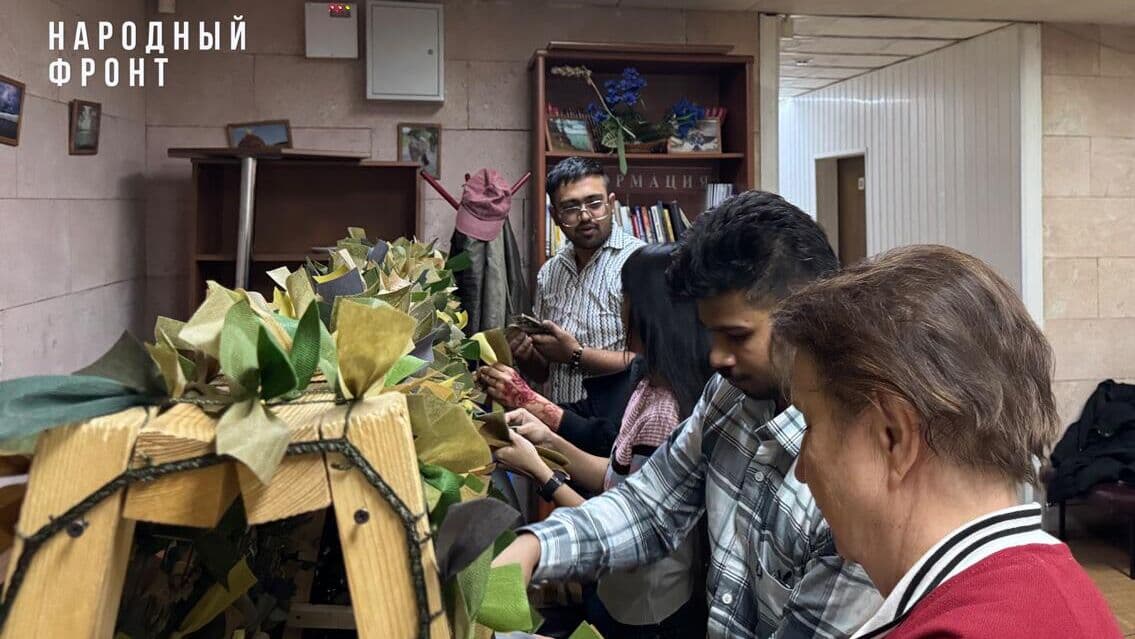 Студенты из Индии плетут маскировочные сети для бойцов СВО в Ярославле