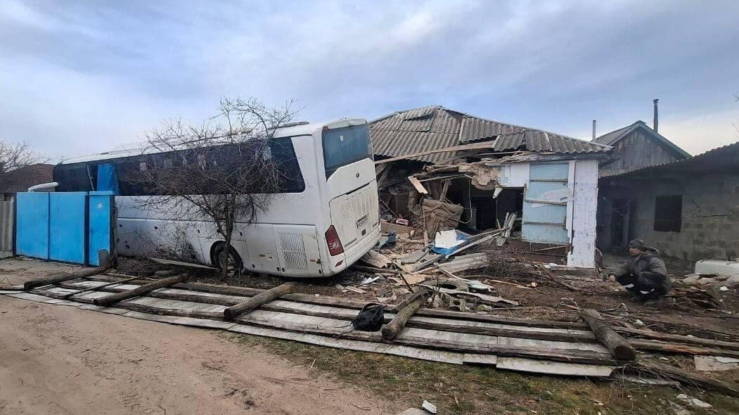 В ЛНР автобус врезался в жилой дом, пострадали четыре человека