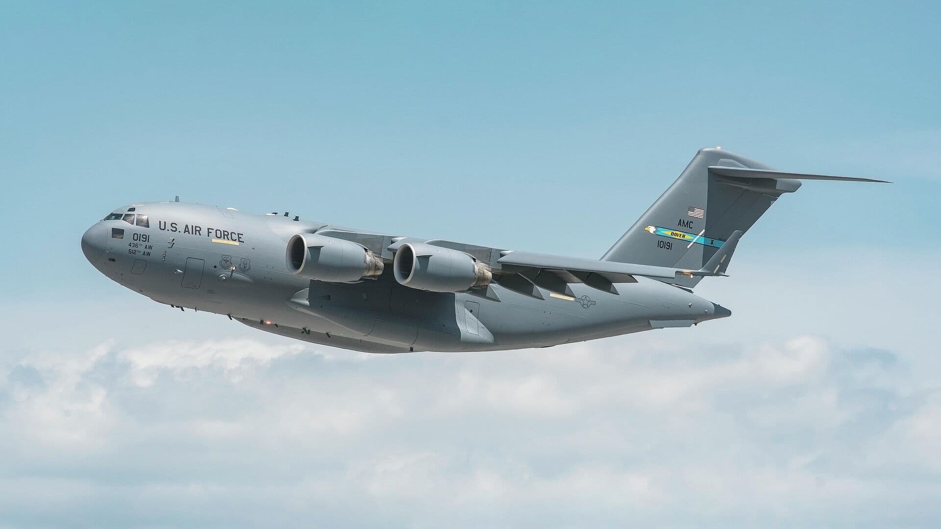 Борт ВВС США совершил маневры, указывающие на подготовку к вторжению в Иран