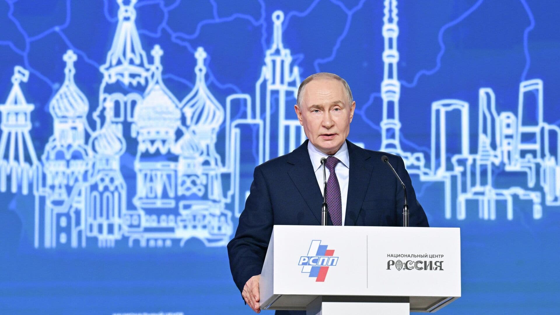 Власти и бизнес будут добиваться успеха в развитии экономики, заявил Путин