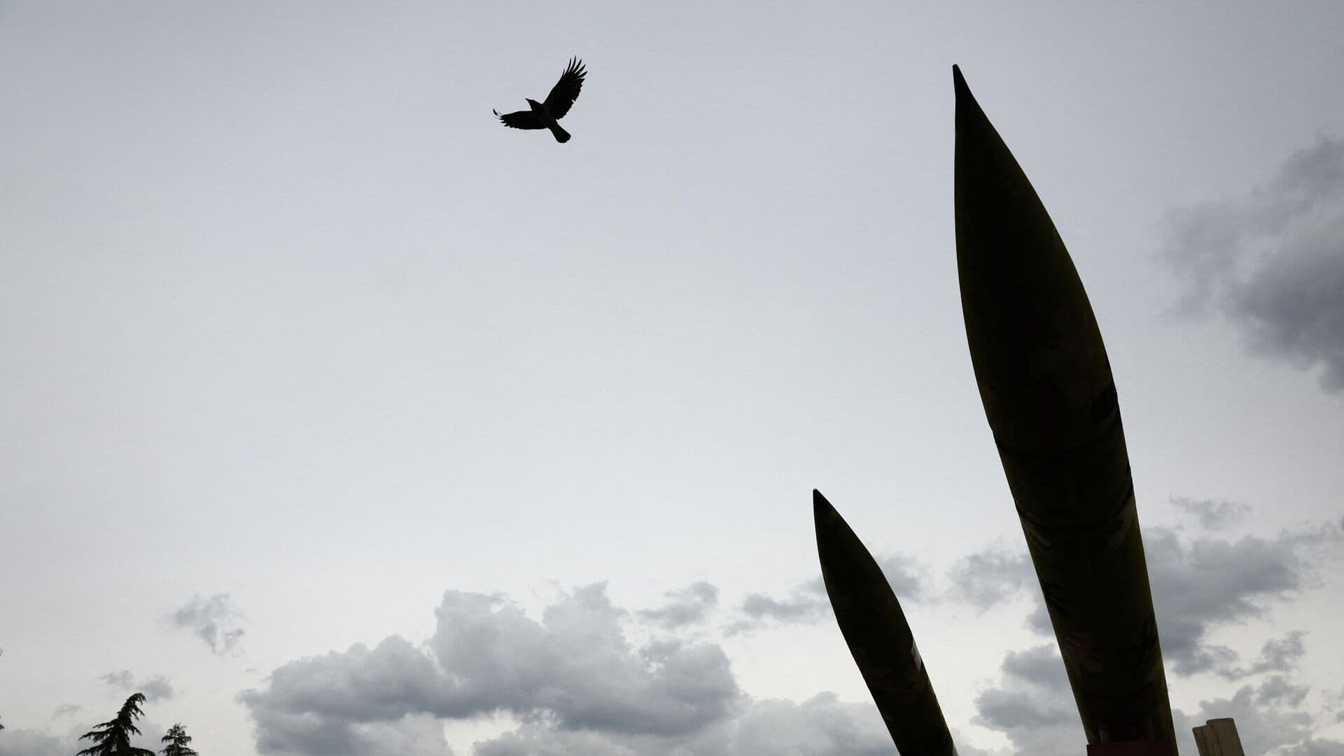 В Бахрейне заявили, что ПВО отражает серии ракетных атак Ирана