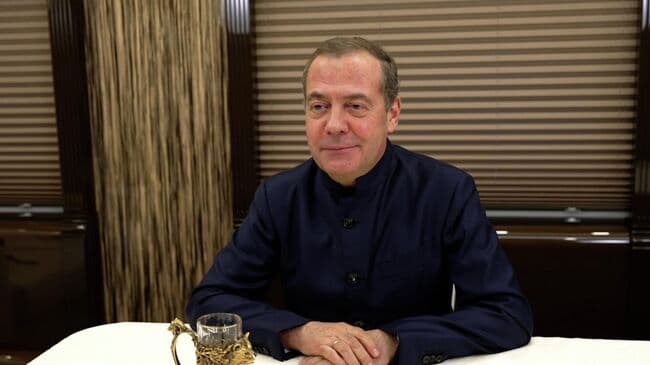 Медведев ответил на вопросы РИА Новости о Ближнем Востоке и гособоронзаказе
