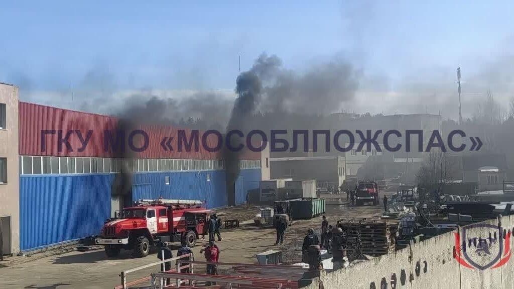 В Подмосковье загорелись склады научно-технического испытательного центра