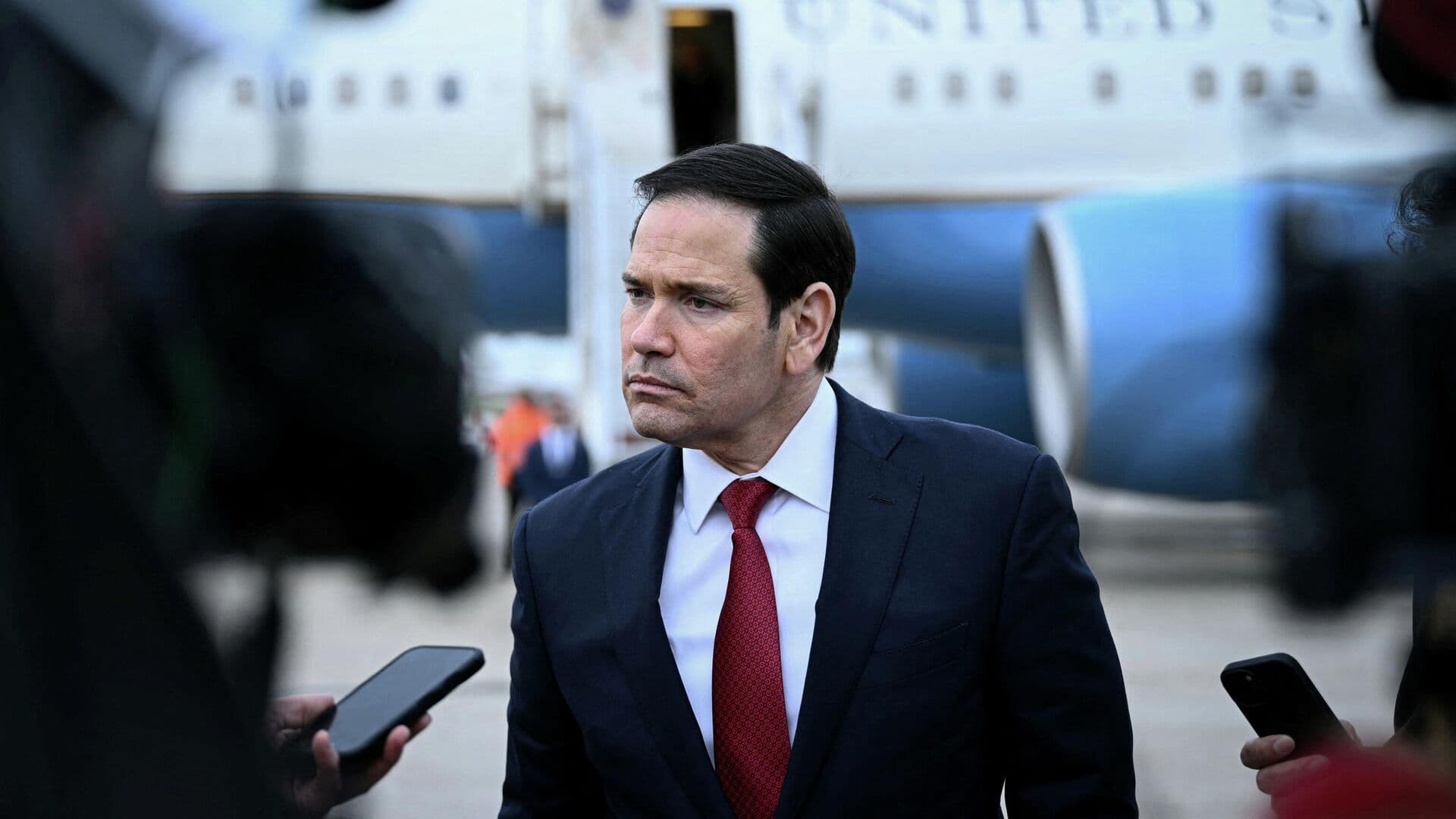 Рубио: Трамп не планирует полностью снимать санкции с российской нефти