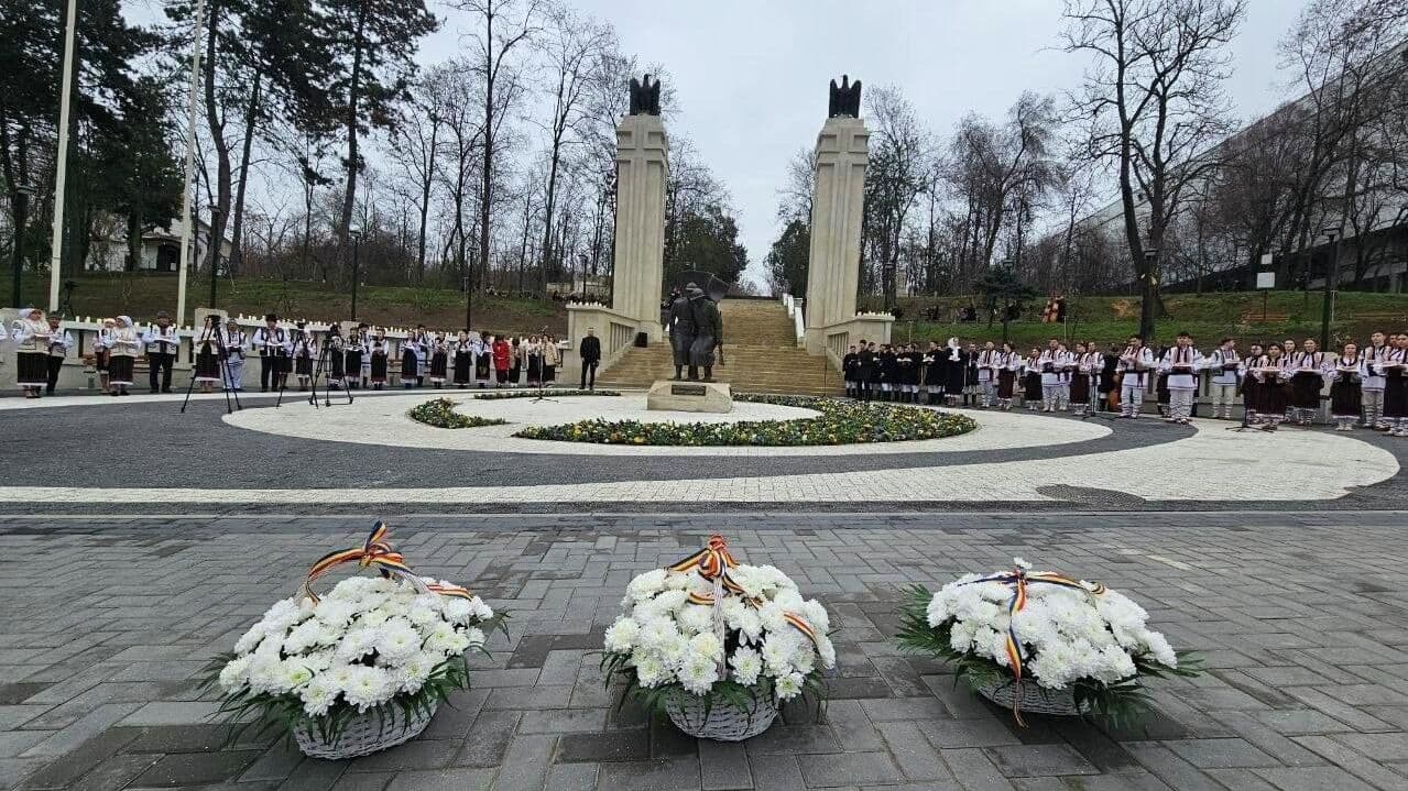 В Кишиневе учеников отправили на открытие мемориала пособникам гитлеровцев