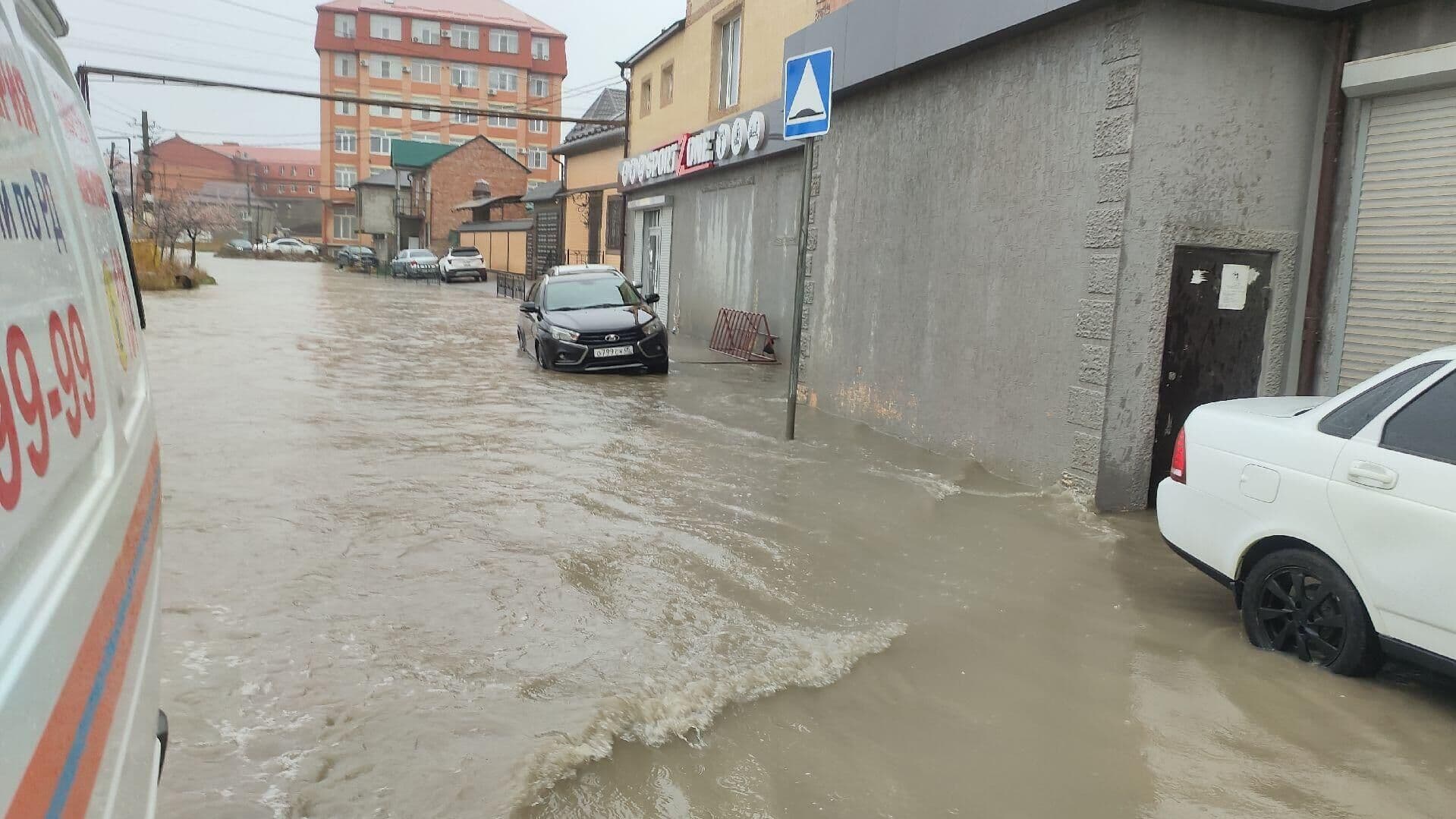 В Махачкале эвакуируют машины, застрявшие на подтопленных дорогах