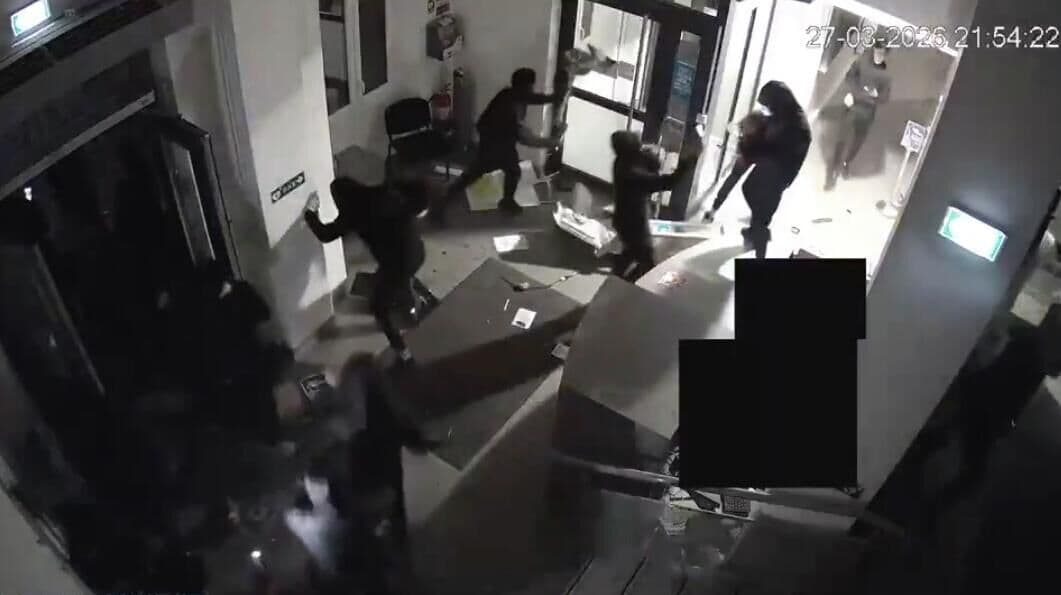 Во Франции разграбили и обстреляли мэрию после выборов