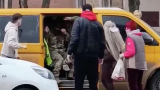 На Украине жители выломали двери автобуса ТЦК и освободили мобилизованного