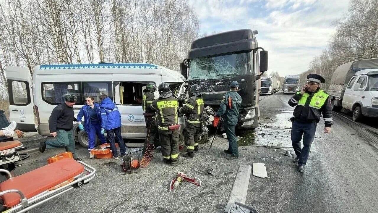 На Урале микроавтобус столкнулся с грузовиком, один человек погиб
