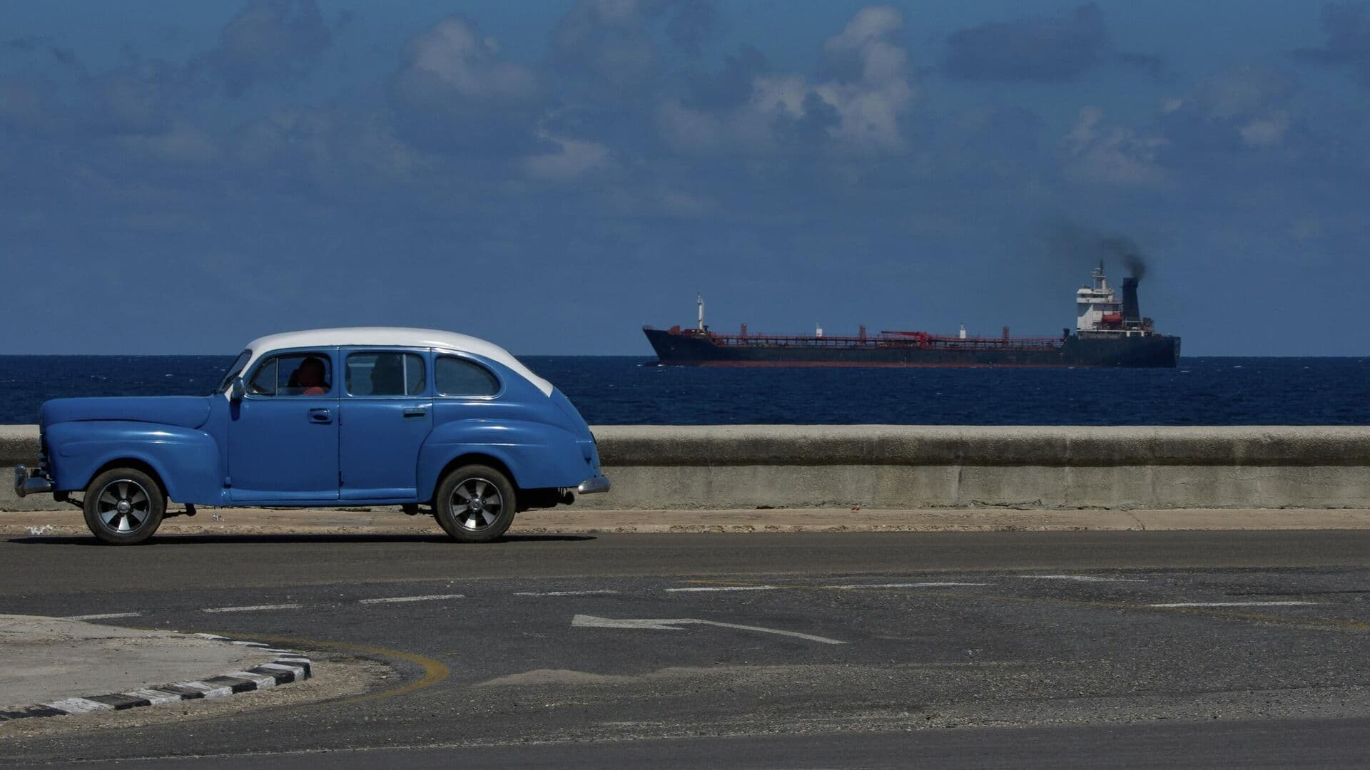 Российский танкер с гуманитарным грузом прибыл на Кубу