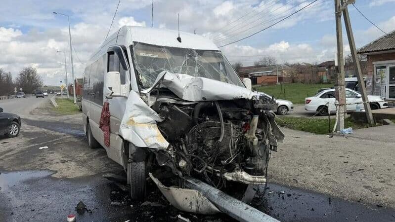 Один человек погиб при столкновении иномарки с микроавтобусом в Ингушетии