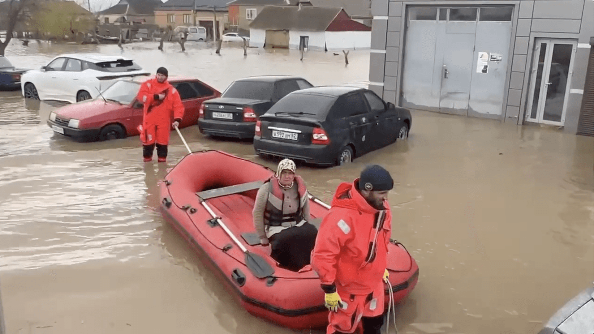 В Махачкале число эвакуированных из подтопленных домов превысило 360