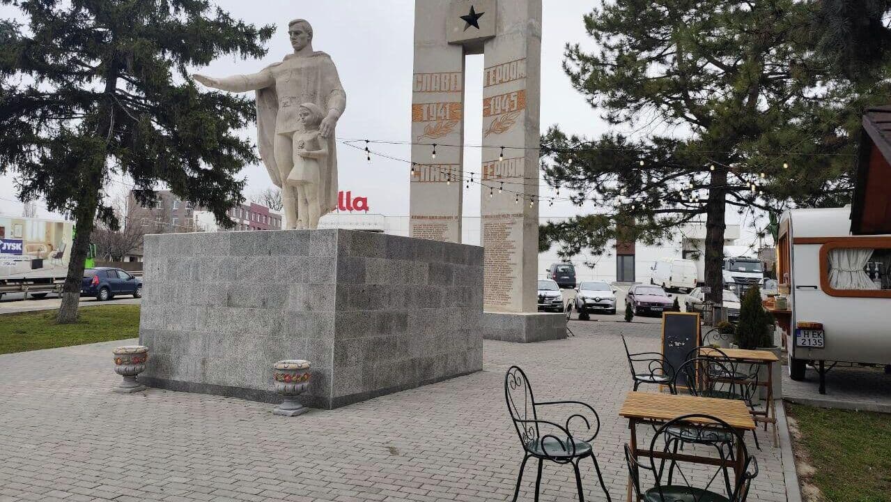 В Молдавии территорию мемориала советским воинам превратили в кофейню