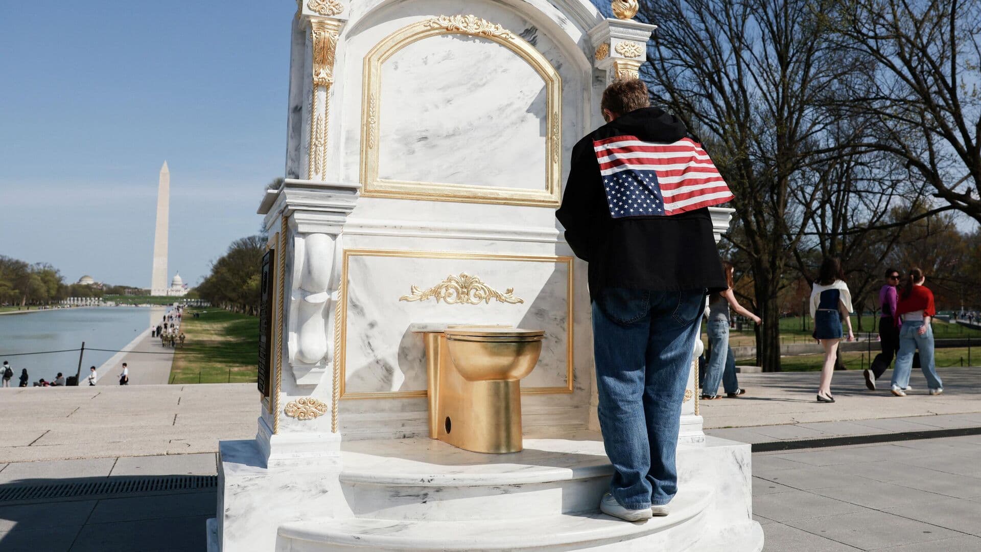 В Вашингтоне появился золотой унитаз в знак протеста против Трампа