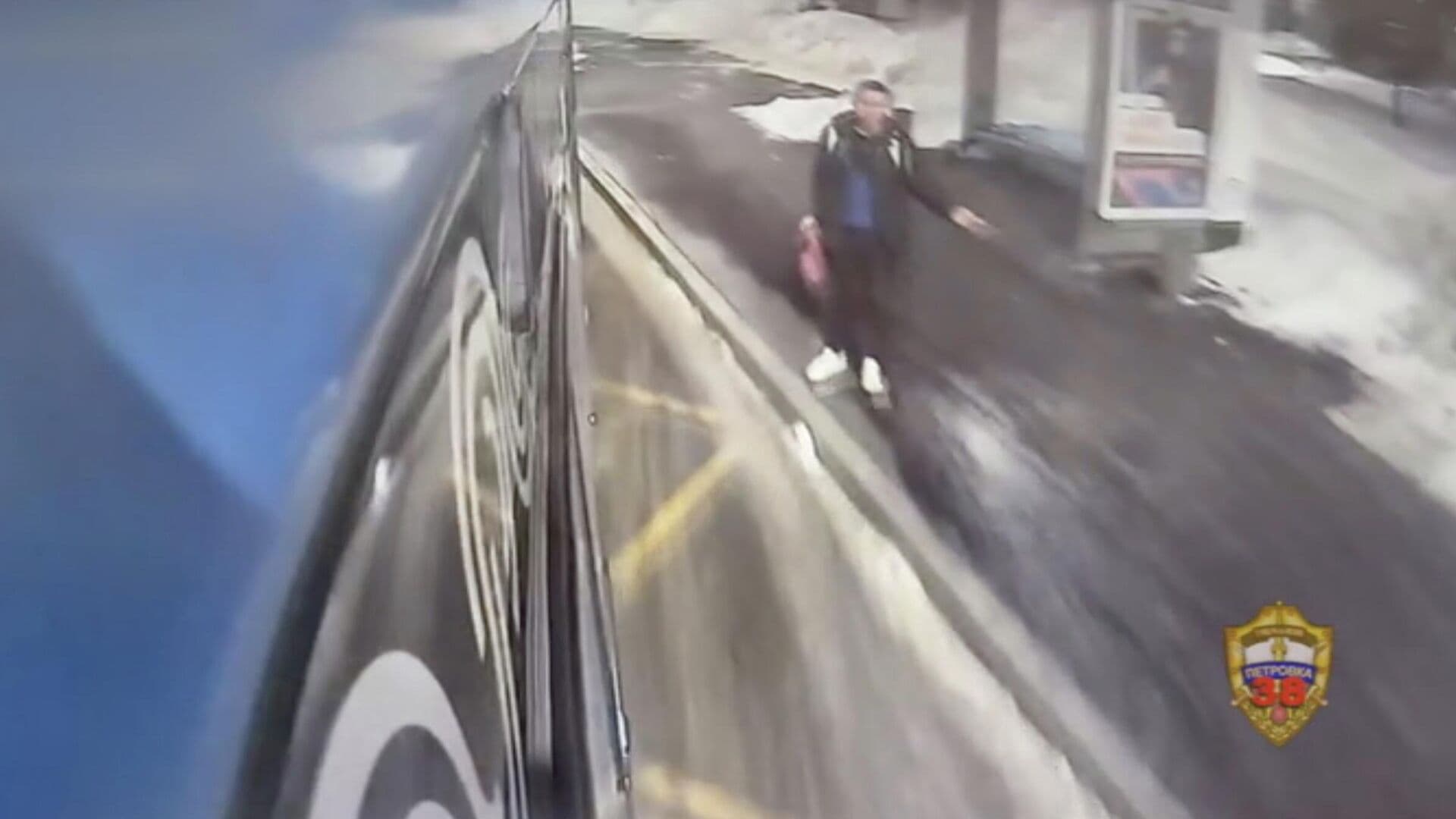 В Москве мужчина разбил окно автобуса, кинув в него бутылку